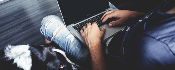 Un homme sur son ordinateur - Sputnik Afrique