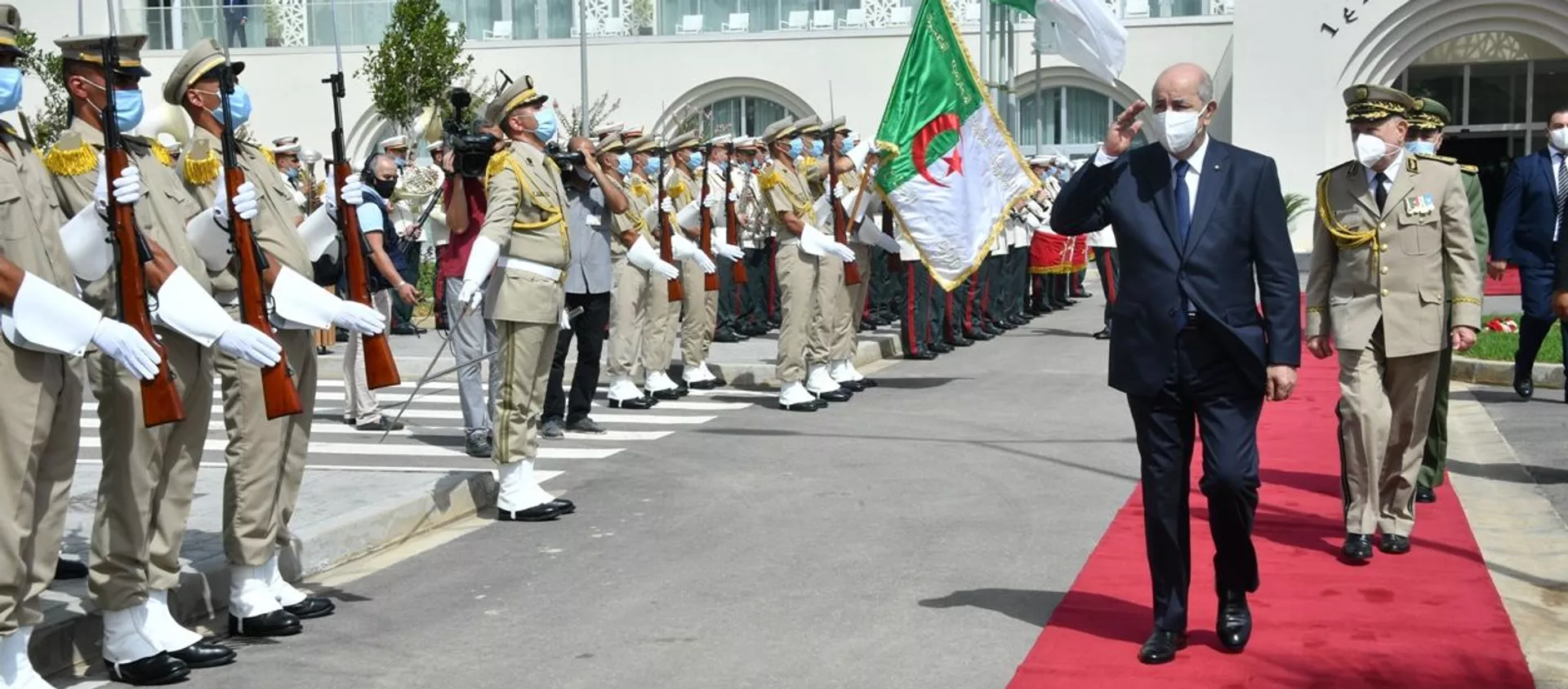 Le Président Abdelmadjid Tebboune en visite au ministère de la Défense nationale - Sputnik Afrique, 1920, 02.03.2021