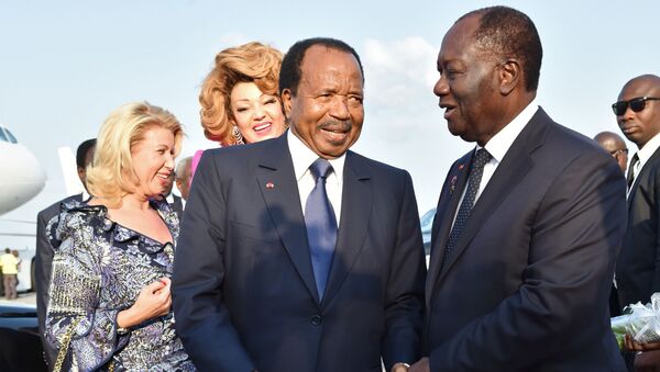 Les Présidents ivoirien Alassane Ouattara et camerounais Paul Biya, et leurs épouses. - Sputnik Afrique
