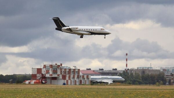 Le Bombardier Challenger 604 FAI Aviation Group qui a quitté l’Allemagne pour aller chercher l'opposant russe Navalny atterrit à Omsk - Sputnik Afrique