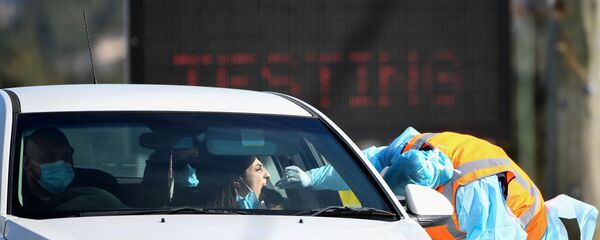 Un test de Covid-19 effectué sur une route à Sydney, Australie - Sputnik Afrique