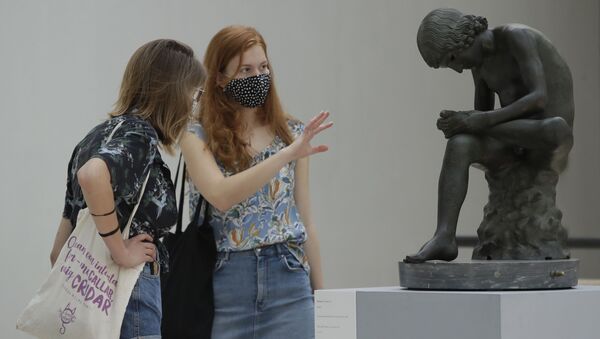 Personnes en masques aux musées du Capitole à Rome - Sputnik Afrique