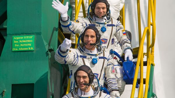 Anatoli Ivanichine, Christopher Cassidy et Ivan Vagner (de bas en haut) avant leur départ pour l'ISS (archive photo) - Sputnik Afrique