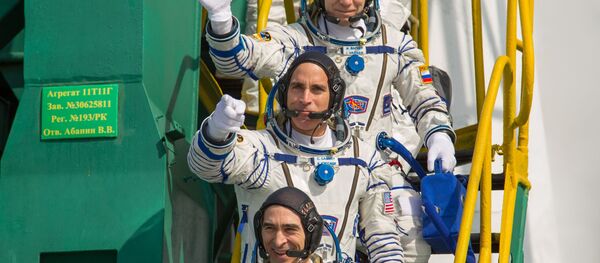 Anatoli Ivanichine, Christopher Cassidy et Ivan Vagner (de bas en haut) avant leur départ pour l'ISS (archive photo) - Sputnik Afrique
