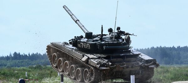 Un T-72 pendant une compétition de biathlon en chars d'assaut dans la région de Moscou (archive photo) - Sputnik Afrique