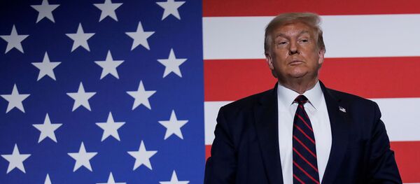 Donald Trump devant un drapeau des Etats-Unis  - Sputnik Afrique