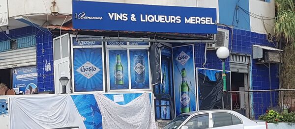 Les vendeurs d'alcool de Tichy, ville balnéaire de la région de Béjaïa, n'ont pas pu rouvrir leur boutique.  - Sputnik Afrique