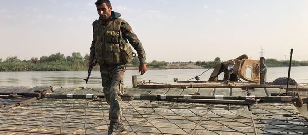 Des militaires syriens avant de franchir l’Euphrate dans le gouvernorat de Deir ez-Zor, archives - Sputnik Afrique