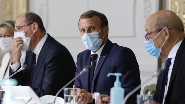 Emmanuel Macron, entouré de son Premier ministre Jean Castex et du chef de la diplomatie Jean-Yves Le Drian - Sputnik Afrique