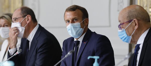 Emmanuel Macron, entouré de son Premier ministre Jean Castex et du chef de la diplomatie Jean-Yves Le Drian - Sputnik Afrique