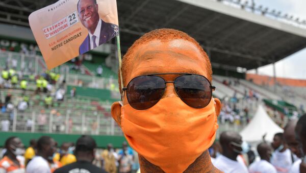 Un militant d'Alassane Ouattara - Sputnik Afrique