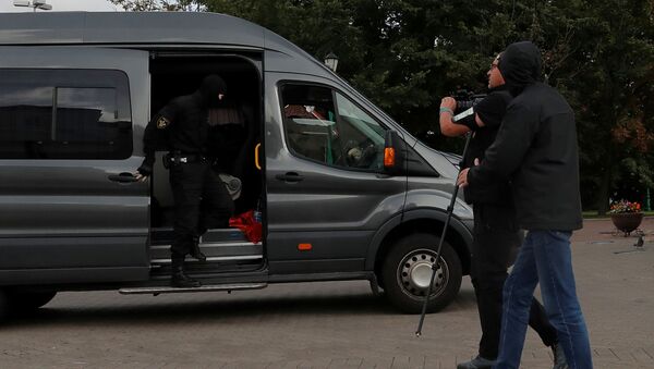 La police emmène des journalistes à Minsk - Sputnik Afrique