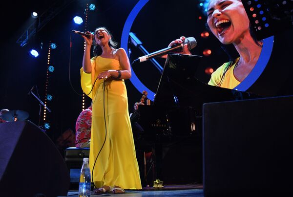Prestation d’Anna Klessoun, chanteuse du groupe Esh, au festival international Koktebel Jazz Party 2020, Crimée. - Sputnik Afrique