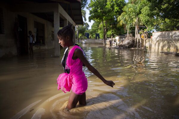 Une fillette dans une rue de Port-au-Prince inondée par le passage de la tempête Laura.  - Sputnik Afrique