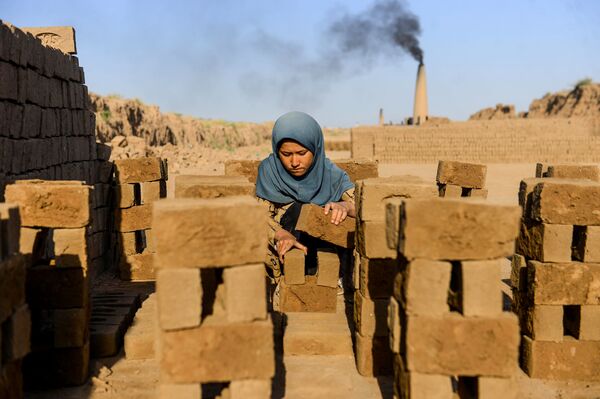Une jeune employée d’une briquetterie, Afghanistan. - Sputnik Afrique