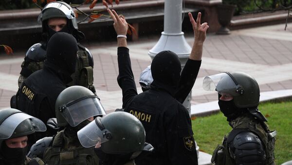 La police biélorusse arrête un manifestant à Minsk (archive photo) - Sputnik Afrique