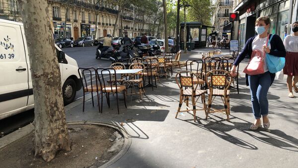 Une extension provisoire d'une terrasse d'un restaurant dans l'espace public, Paris  - Sputnik Afrique