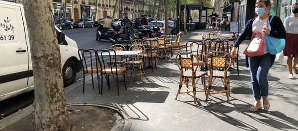 Une extension provisoire d'une terrasse d'un restaurant dans l'espace public, Paris  - Sputnik Afrique