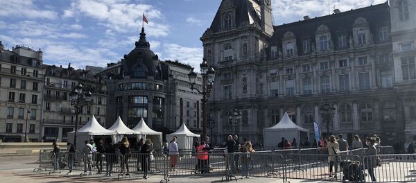 Les Parisiens attendent devant un laboratoire mobile de la Mairie de Paris, pour le test Covid-19 - Sputnik Afrique