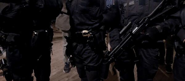 Patrouille de Gendarmerie Nationale assurant la sécurité d'une festivité en contexte de l'état d'urgence et du plan Vigipirate renforcé. Les hommes sont ostensiblement armés pour éloigner d'éventuels malfaiteurs et pour répondre à tout type de menace. - Sputnik Afrique