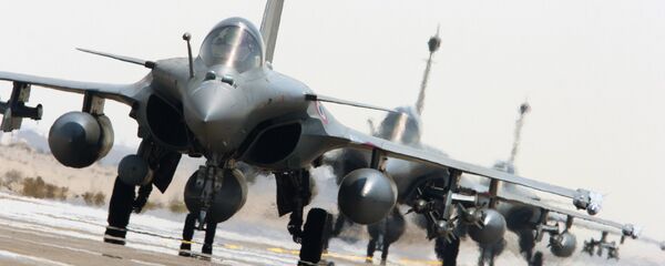 L’évolution des différentes versions du Rafale porte essentiellement sur l’avionique et l’armement. La version F3-R optimise ses capacités de «supériorité aérienne, la frappe tous temps dans la profondeur, l’appui aux troupes au sol ou encore le traitement d’objectifs d’opportunité», selon le ministère des Armées. - Sputnik Afrique