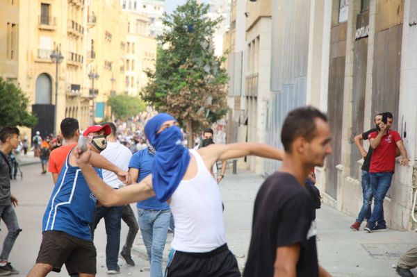 La police utilise des gaz lacrymogènes contre des manifestants à Beyrouth - vidéo - Sputnik Afrique