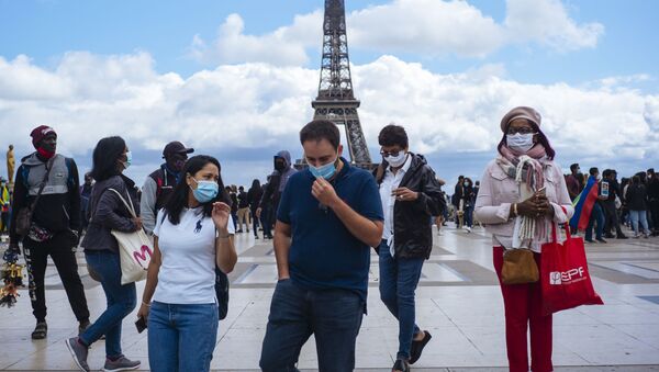 Des personnes portant un masque à Paris  - Sputnik Afrique