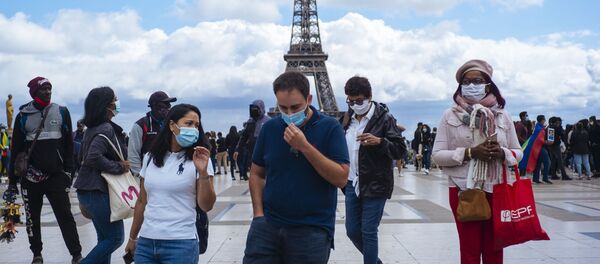 Des personnes portant un masque à Paris  - Sputnik Afrique