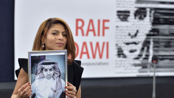 Ensaf Haidar tenant un portrait de son mari Raif Badawi au Parlement européen, décembre 2015 - Sputnik Afrique