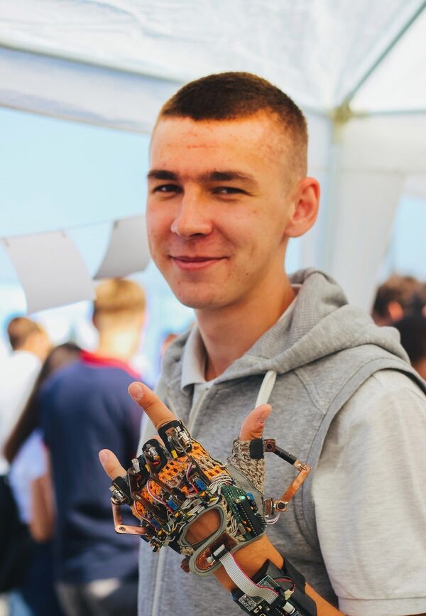 Entendre du bout des doigts, c’est la solution de cet inventeur russe pour les sourds – photos - Sputnik Afrique