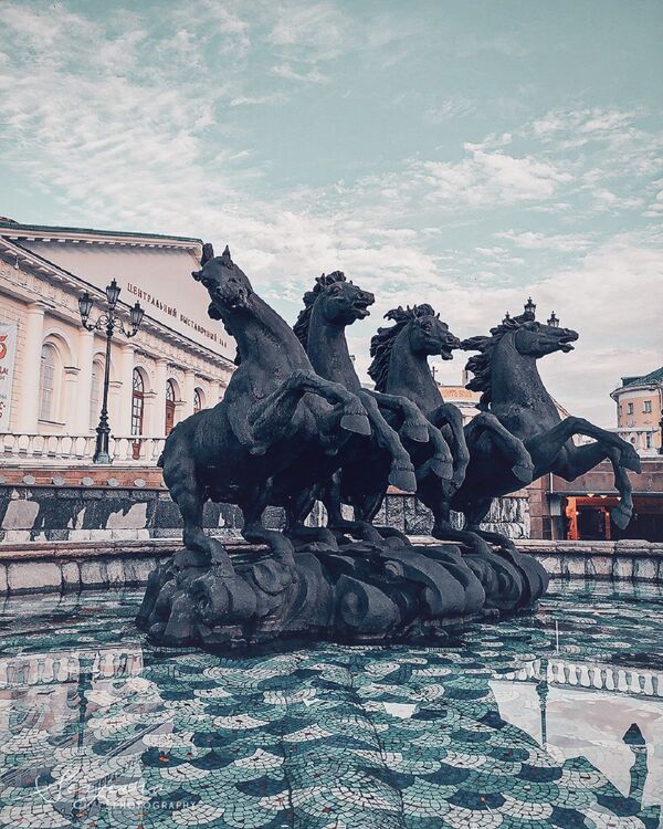 Statue de quatre chevaux près du Kremlin - Sputnik Afrique