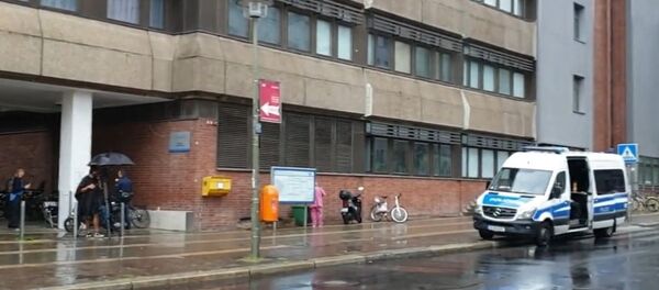 Une ambulance devant l'hôpital de la Charité de Berlin où se trouve Alexeï Navalny (archive photo) - Sputnik Afrique