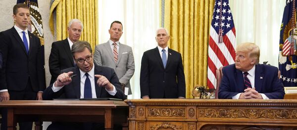 Le Président serbe Aleksandar Vucic accueilli à la Maison-Blanche par Donald Trump - Sputnik Afrique