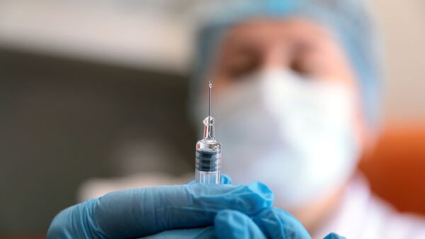 Un médecin prépare une seringue avec un vaccin (archive photo) - Sputnik Afrique