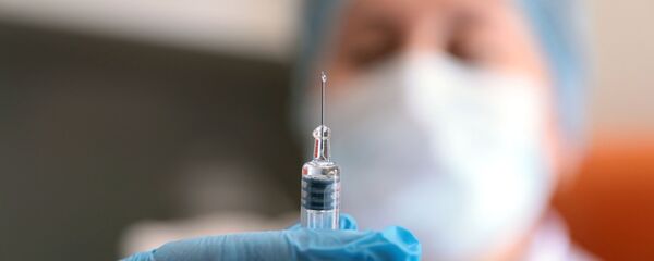 Un médecin prépare une seringue avec un vaccin (archive photo) - Sputnik Afrique