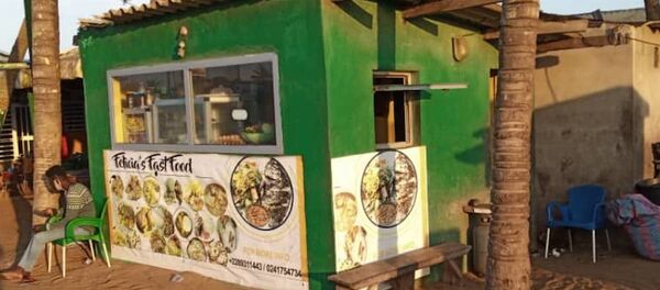 Snack installé sur la plage de Lomé avec derrière, des habitations de fortune - Sputnik Afrique