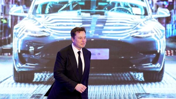 Elon Musk devant une Tesla Model 3 - Sputnik Afrique