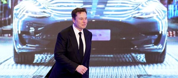 Elon Musk devant une Tesla Model 3 - Sputnik Afrique
