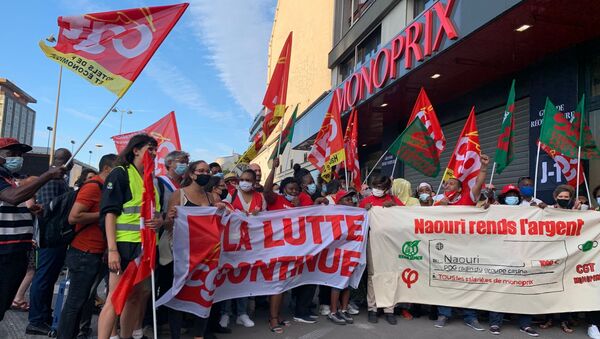 Des employés de Monoprix se sont réunis à Montparnasse pour réclamer des salaires convenables et la prime Covid - Sputnik Afrique