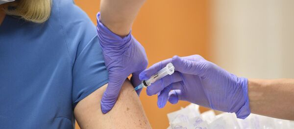 Un volontaire se fait vacciner contre le Covid-19 à Moscou - Sputnik Afrique