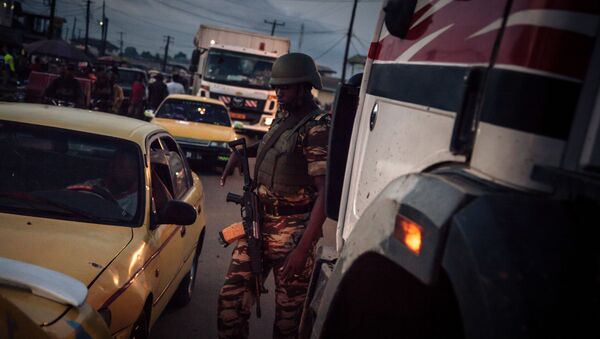 Un soldat des forcées camerounaises patrouille dans le Sud-Ouest anglophone du pays - Sputnik Afrique