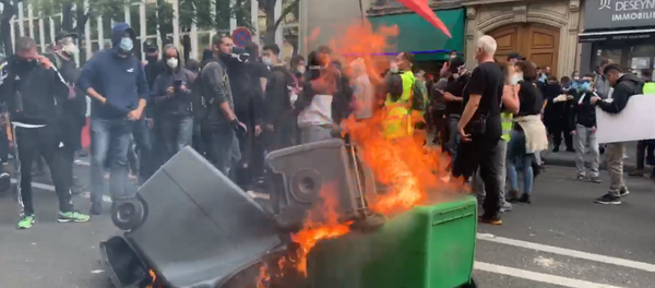 poubelle brûlée lors des premières tensions à Paris, le 12 septembre - Sputnik Afrique