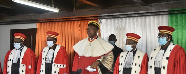 Le président de la Cour constitutionnelle ivoirienne, Koné Mamadou, entouré des membres du conseil - Sputnik Afrique