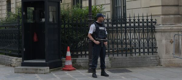 Un agent de police près du Palais de l'Élysée - Sputnik Afrique