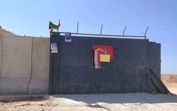 Un drapeau syrien et des portraits de Bachar al-Assad laissés sur un poste de surveillance turc à Idlib, 16 septembre 2020 - Sputnik Afrique