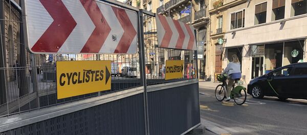 Pistes cyclables à Paris. Vélos et voitures. - Sputnik Afrique