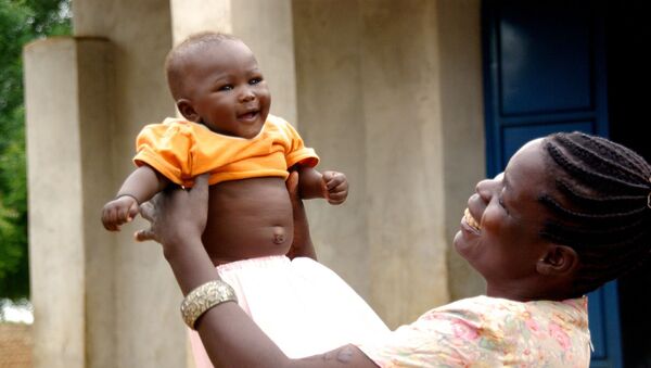 Une mère africaine et son bébé - Sputnik Afrique