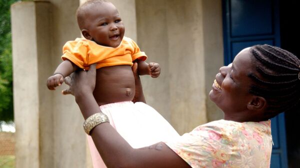 Une mère africaine et son bébé - Sputnik Afrique