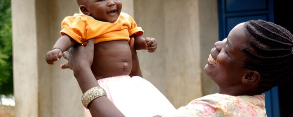 Une mère africaine et son bébé - Sputnik Afrique