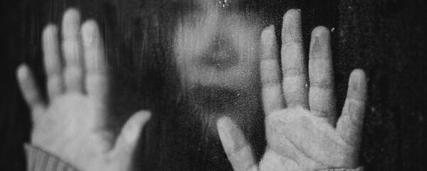 Une jeune fille triste - Sputnik Afrique